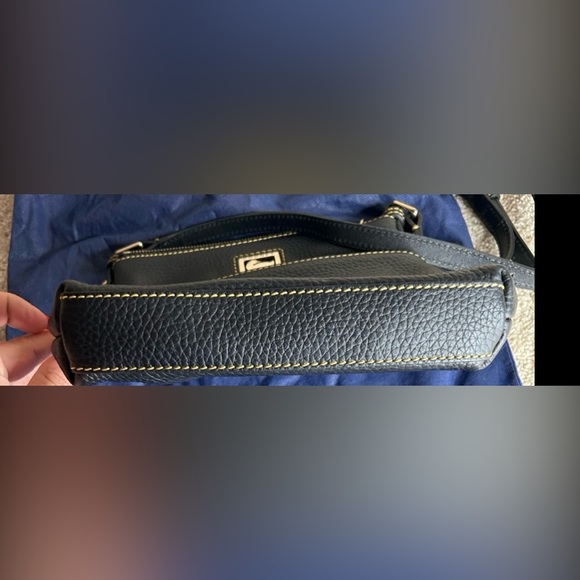 Dooney & Bourke black leather pebble letter carrier crossbody no dust bag cover - Picture 3 of 10
